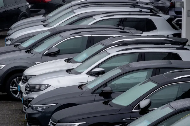 US car sales slowed after an early rush ahead of tariffs. Automakers like Ford, GM, and Toyota face multi-billion-dollar losses, while new car prices rise.